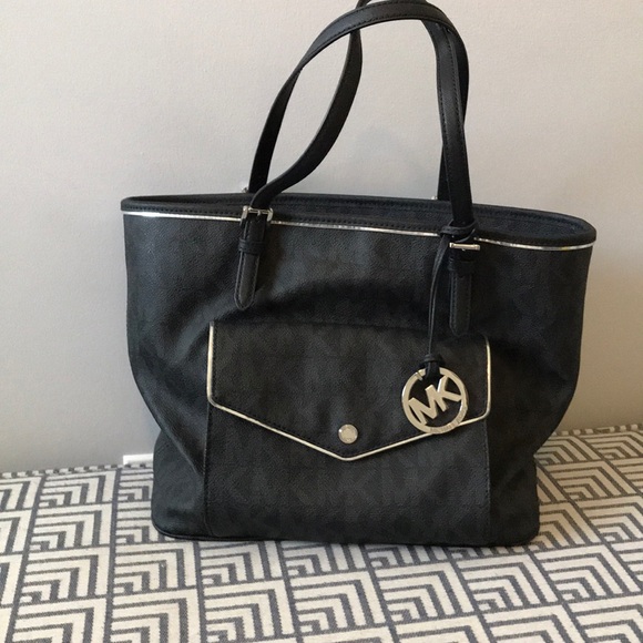 Michael Kors Handbags - Michael Kors Specchio Jet Set Large pocket tote
